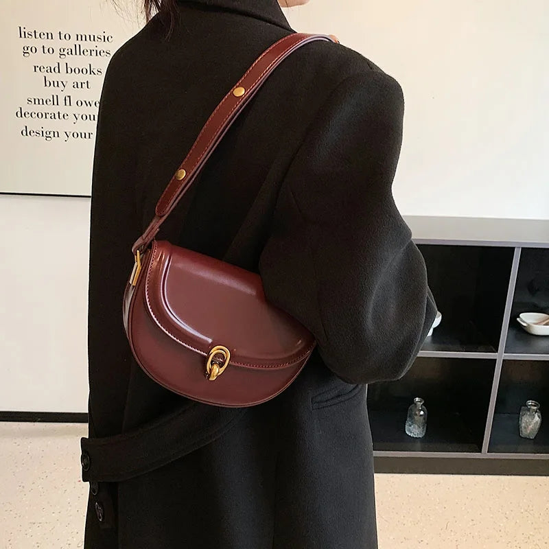 Bolsa baguete feminina com alça fina, estilo minimalista e fechamento prático. Modelo versátil para o dia a dia e eventos noturnos.