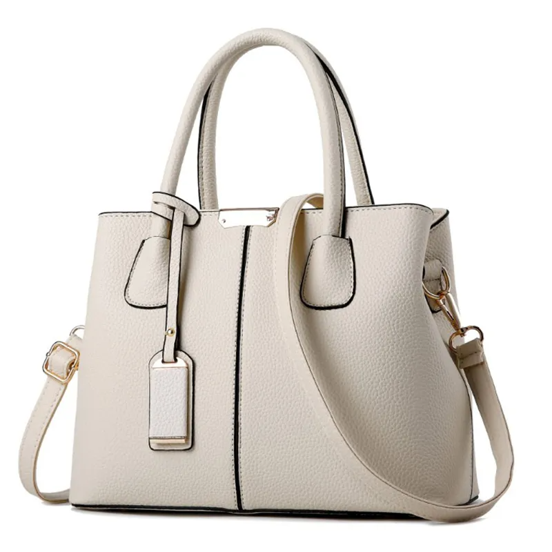 Bolsa feminina em couro sintético com acabamento refinado, design moderno e espaço interno ideal para rotina urbana.