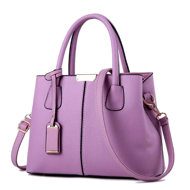 Bolsa feminina em couro sintético com acabamento refinado, design moderno e espaço interno ideal para rotina urbana.