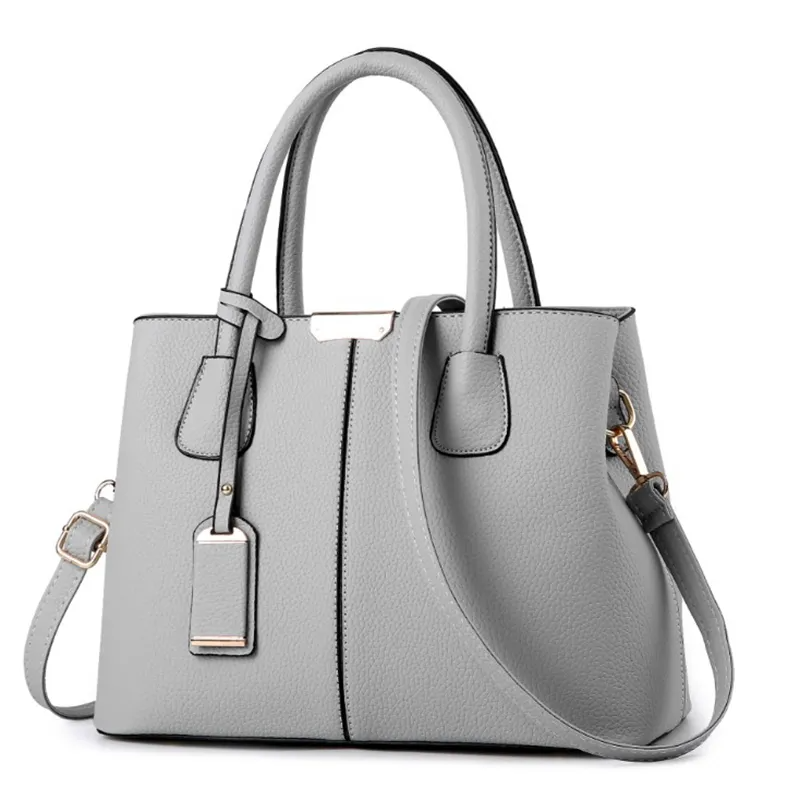 Bolsa feminina em couro sintético com acabamento refinado, design moderno e espaço interno ideal para rotina urbana.