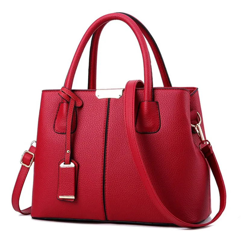 Bolsa feminina em couro sintético com acabamento refinado, design moderno e espaço interno ideal para rotina urbana.