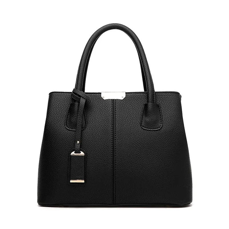 Bolsa feminina em couro sintético com acabamento refinado, design moderno e espaço interno ideal para rotina urbana.