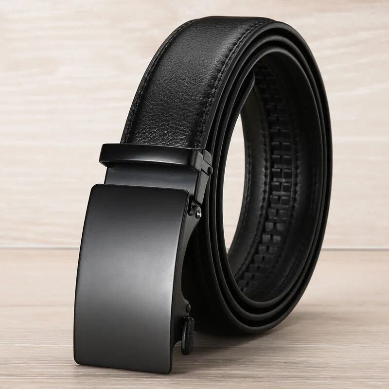 Cinto masculino preto em couro sintético modelo Essential, acessório básico com design discreto para qualquer ocasião