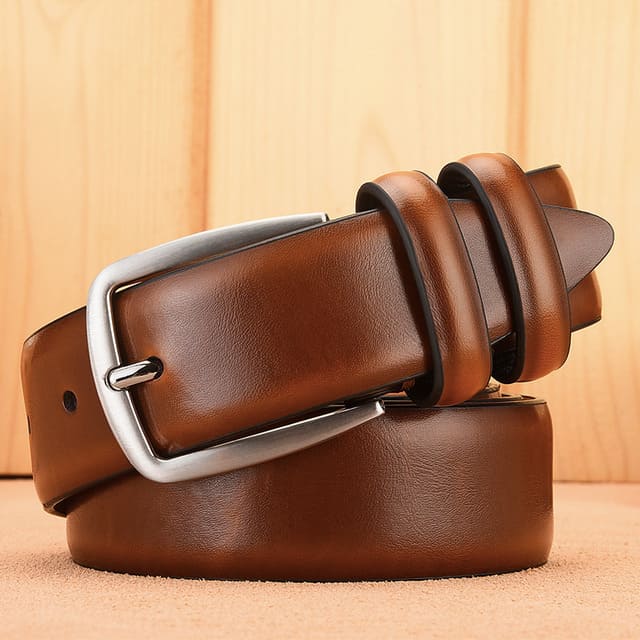 Cinto masculino social em couro legítimo com fivela clássica, ideal para traje formal com elegância e durabilidade
