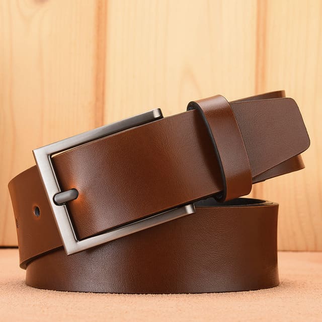 Cinto masculino social em couro legítimo com fivela clássica, ideal para traje formal com elegância e durabilidade