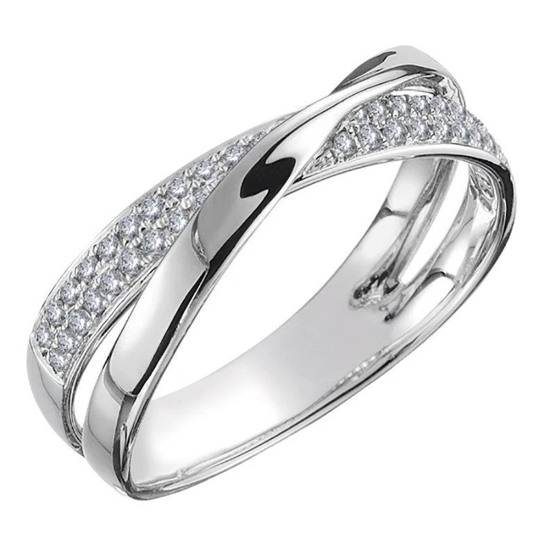 Anel feminino cruzado em prata com banho rosé e zircônias brilhantes cravejadas. Perfeito para mulheres que buscam um acessório luxuoso, moderno e cheio de charme para ocasiões especiais.