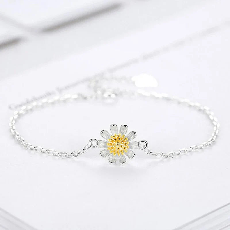 Pulseira feminina com pingente de margarida esmaltado, joia floral com toque delicado e jovem