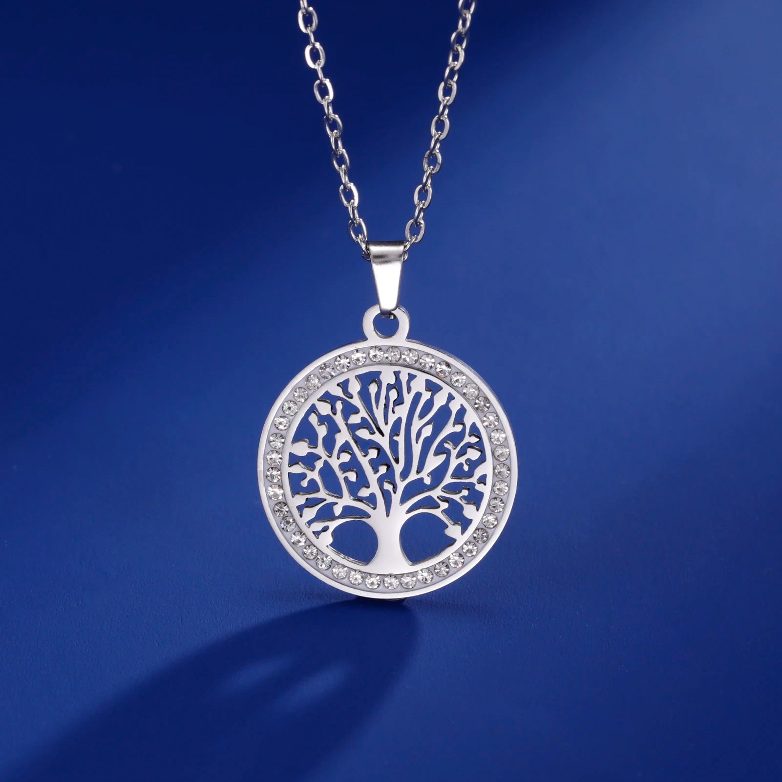 Colar feminino redondo em aço inox com pingente estilizado Tress