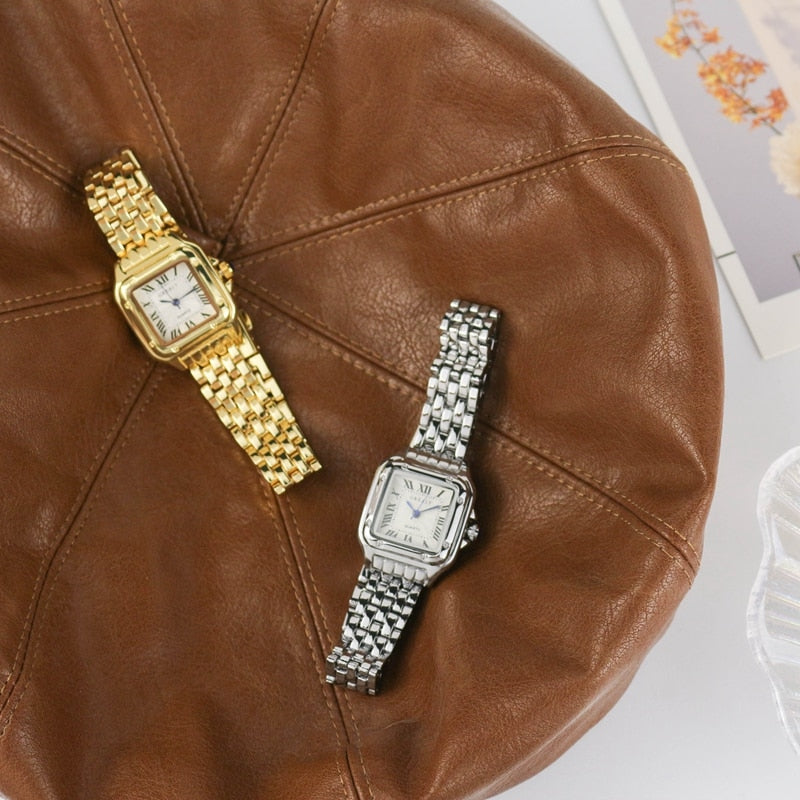 Relógio feminino Grealy com pulseira refinada e mostrador minimalista em tons dourados e brancos