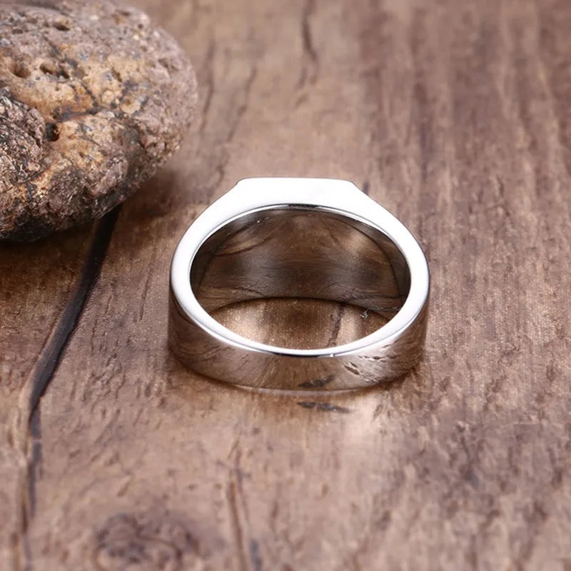 Anel masculino prata com pedra zircão azul de brilho intenso. Um acessório sofisticado e contemporâneo, ideal para elevar produções sociais ou casuais com elegância.