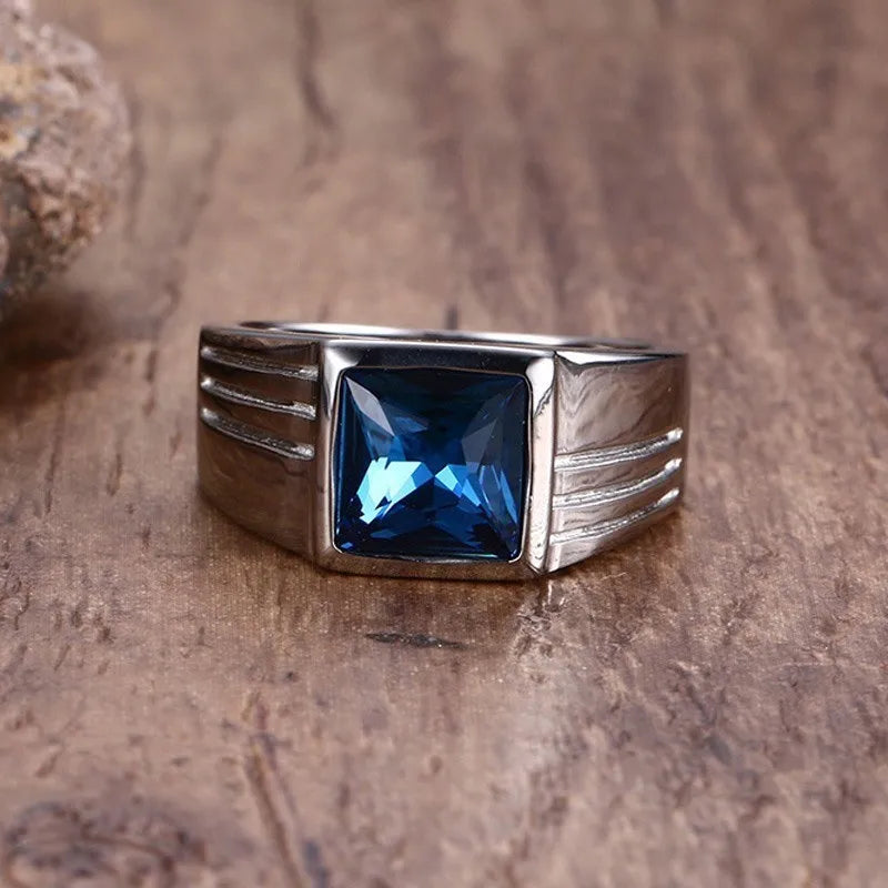 Anel masculino prata com pedra zircão azul de brilho intenso. Um acessório sofisticado e contemporâneo, ideal para elevar produções sociais ou casuais com elegância.
