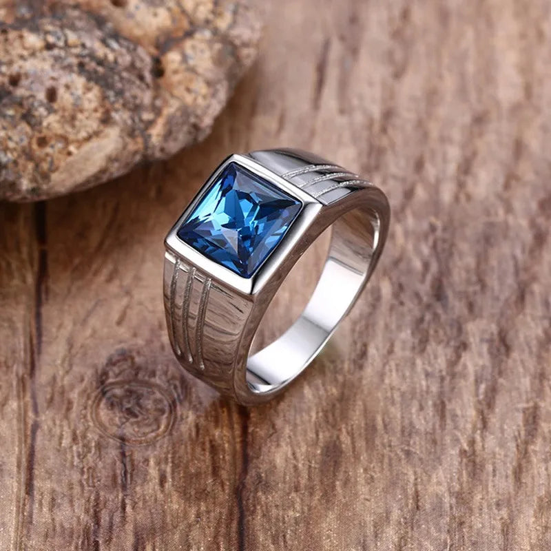 Anel masculino prata com pedra zircão azul de brilho intenso. Um acessório sofisticado e contemporâneo, ideal para elevar produções sociais ou casuais com elegância.