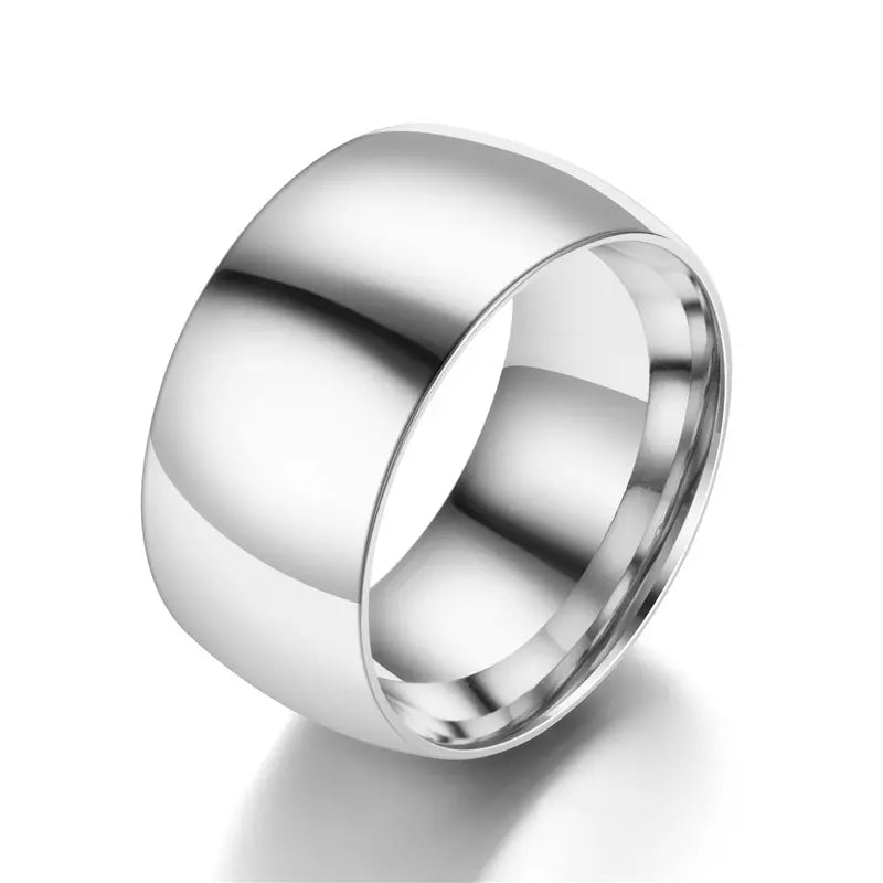 Anel masculino liso em aço inox com acabamento escovado. Design minimalista e durável, perfeito para quem busca estilo discreto com toque moderno para o dia a dia.