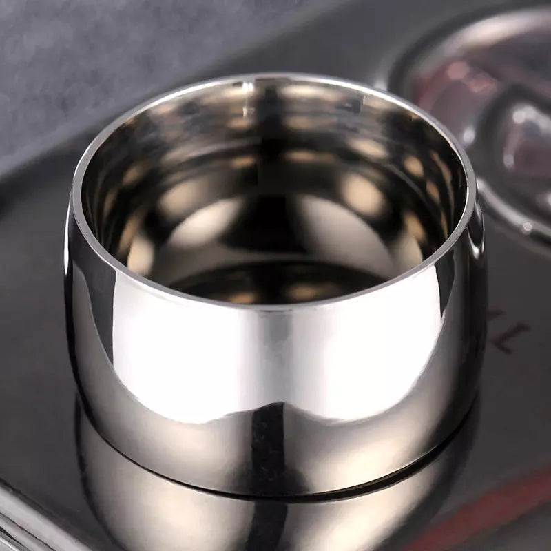 Anel masculino liso em aço inox com acabamento escovado. Design minimalista e durável, perfeito para quem busca estilo discreto com toque moderno para o dia a dia.
