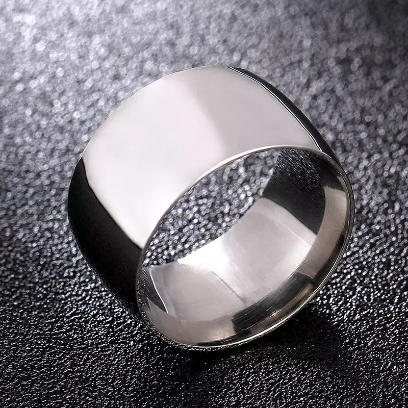 Anel masculino liso em aço inox com acabamento escovado. Design minimalista e durável, perfeito para quem busca estilo discreto com toque moderno para o dia a dia.