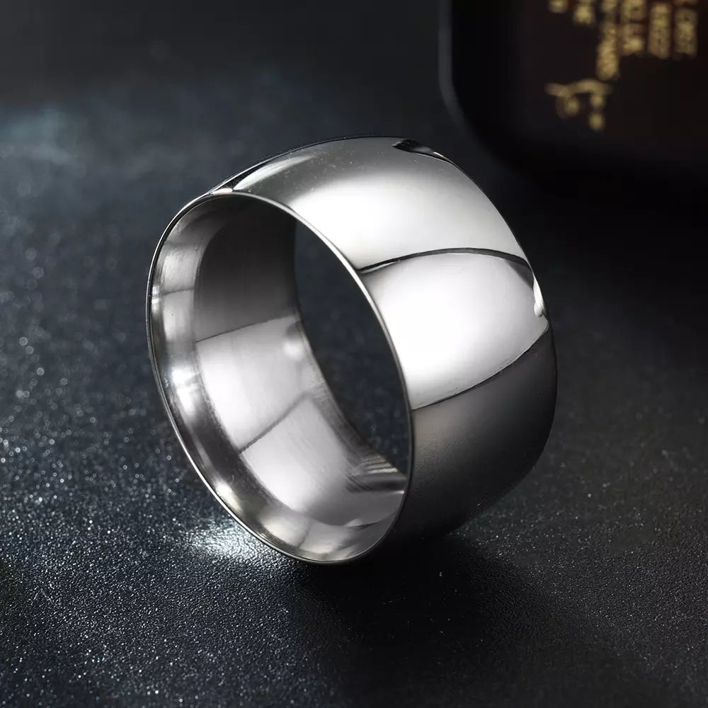 Anel masculino liso em aço inox com acabamento escovado. Design minimalista e durável, perfeito para quem busca estilo discreto com toque moderno para o dia a dia.