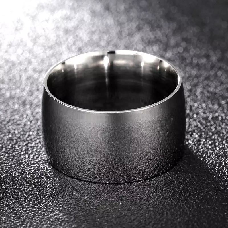 Anel masculino liso em aço inox com acabamento escovado. Design minimalista e durável, perfeito para quem busca estilo discreto com toque moderno para o dia a dia.