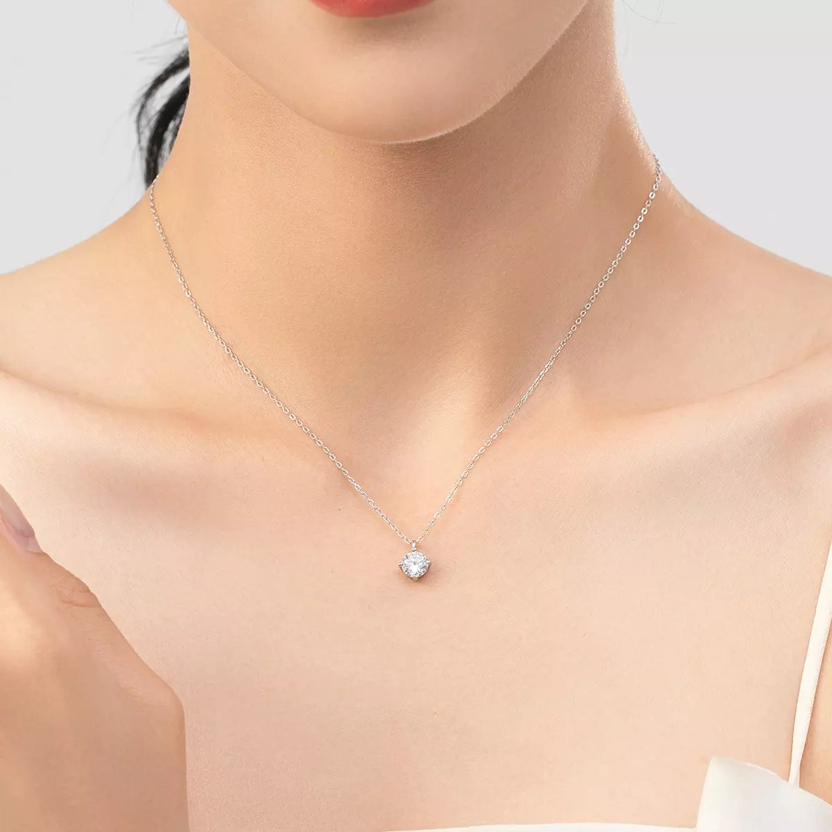 Colar feminino delicado com pingente de luz suave inspirado no crepúsculo