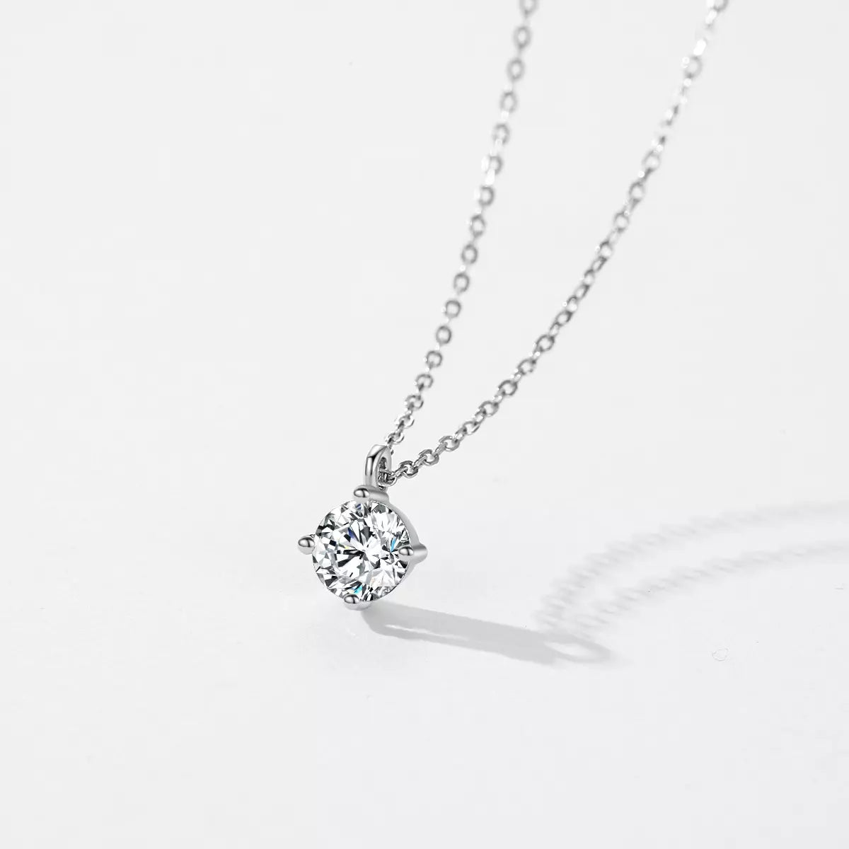 Colar feminino delicado com pingente de luz suave inspirado no crepúsculo