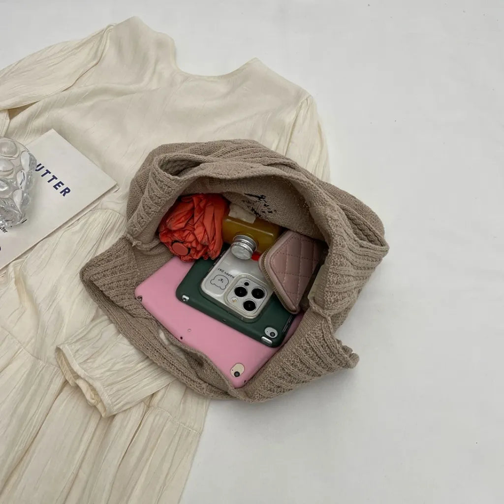 Bolsa feminina artesanal em crochê, estilo boho chic. Leve, estilosa e perfeita para looks de verão e momentos casuais.