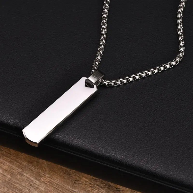 Colar masculino com pingente retangular em aço inox polido estilo moderno