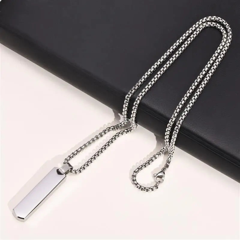 Colar masculino com pingente retangular em aço inox polido estilo moderno