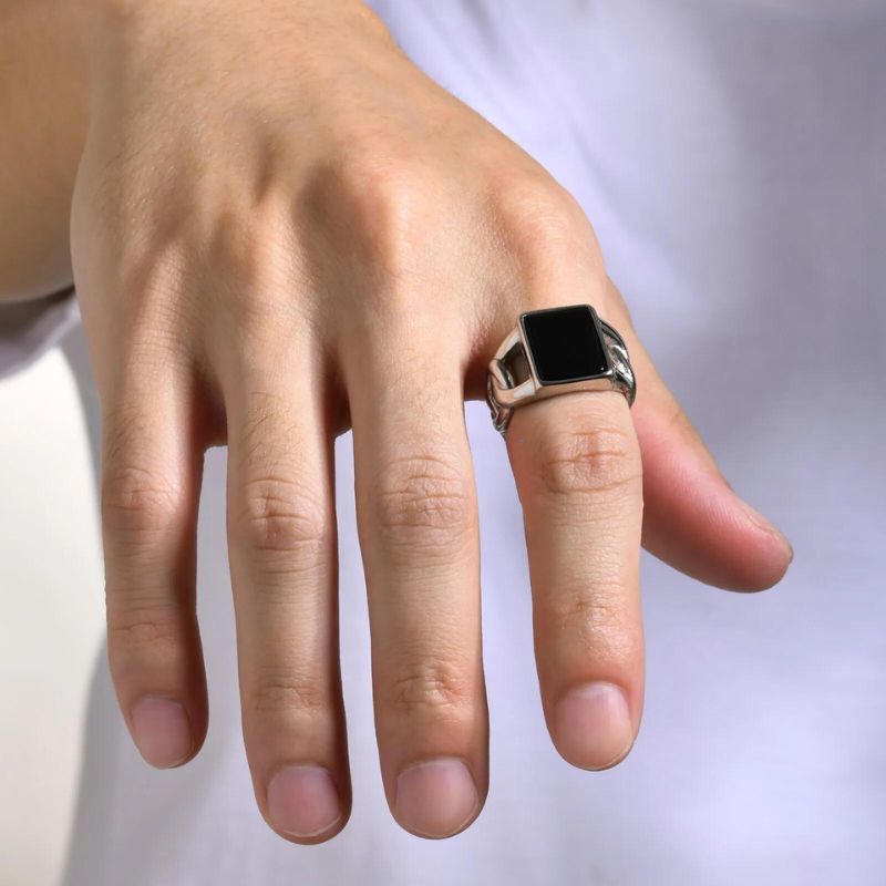 Anel masculino com design de corrente cubana em aço prateado. Uma peça robusta e estilosa, ideal para homens que desejam destacar autenticidade e atitude em seu visual.