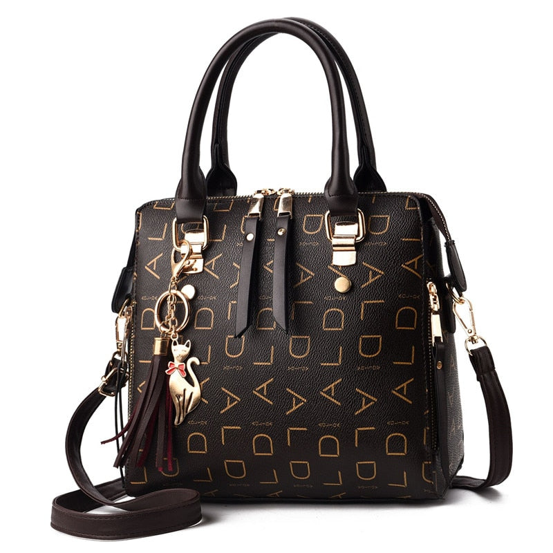 Bolsa feminina estruturada com acabamento premium e design sofisticado. Ideal para compor produções clássicas com elegância e funcionalidade.