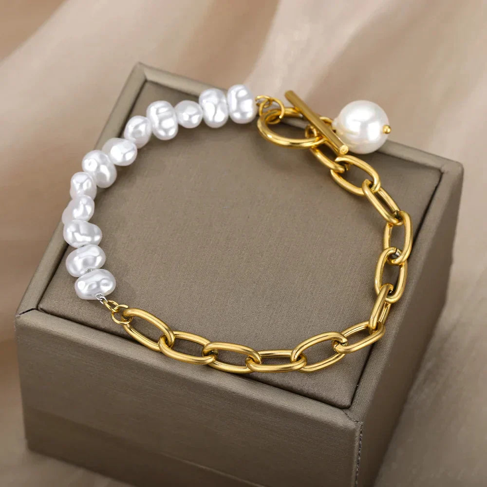 Pulseira feminina com pérolas sintéticas e acabamento dourado, acessório delicado e sofisticado para mulheres