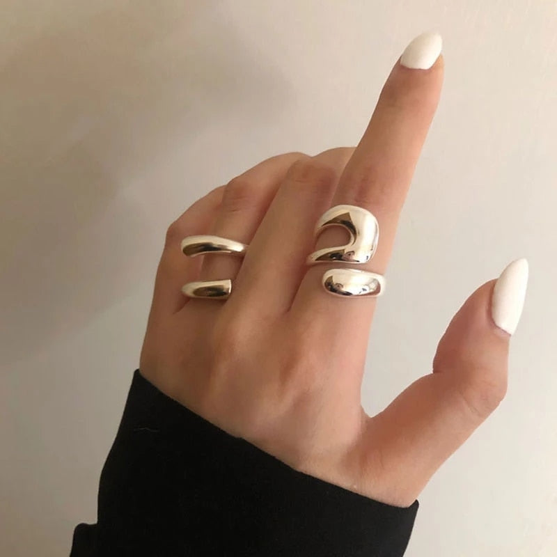nel feminino cruzado em prata com design moderno e acabamento brilhante. Ideal para quem deseja um acessório elegante, versátil e sofisticado para o uso diário ou ocasiões especiais.