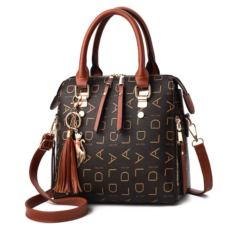 Bolsa feminina estruturada com acabamento premium e design sofisticado. Ideal para compor produções clássicas com elegância e funcionalidade.