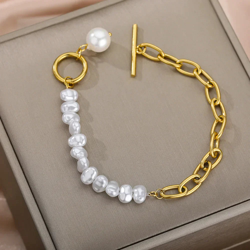Pulseira feminina com pérolas sintéticas e acabamento dourado, acessório delicado e sofisticado para mulheres