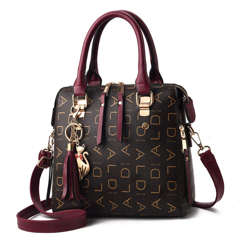 Bolsa feminina estruturada com acabamento premium e design sofisticado. Ideal para compor produções clássicas com elegância e funcionalidade.