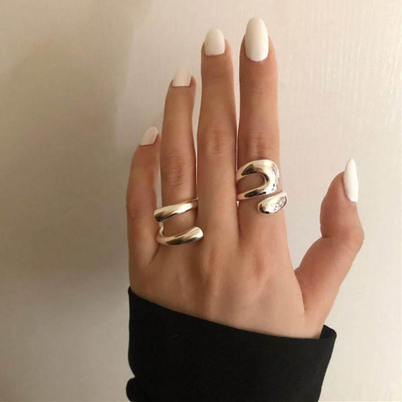 nel feminino cruzado em prata com design moderno e acabamento brilhante. Ideal para quem deseja um acessório elegante, versátil e sofisticado para o uso diário ou ocasiões especiais.