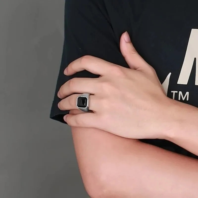 Anel masculino dourado com pedra ônix preta e acabamento polido. Ideal para compor looks elegantes com um toque de sofisticação e personalidade marcante.