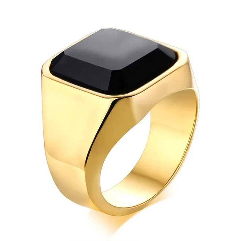 Anel masculino dourado com pedra ônix preta e acabamento polido. Ideal para compor looks elegantes com um toque de sofisticação e personalidade marcante.