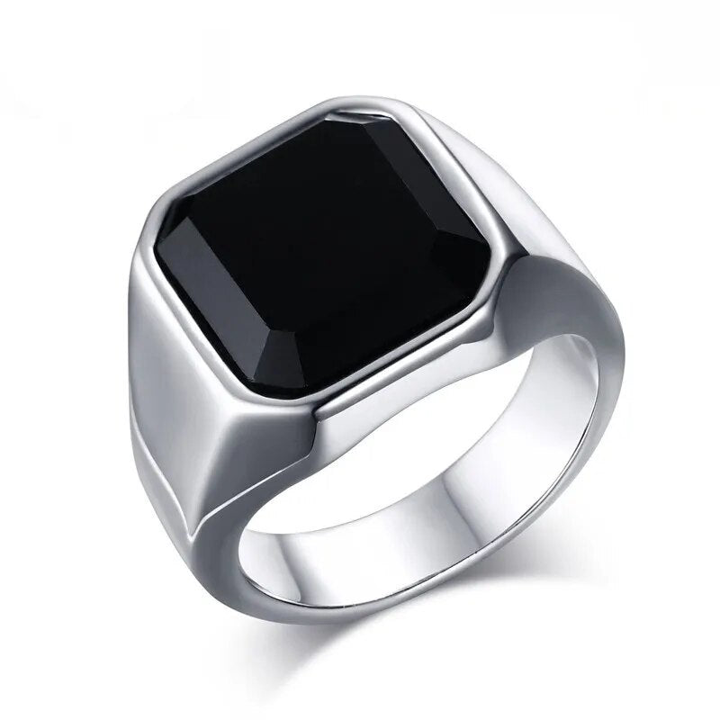Anel masculino dourado com pedra ônix preta e acabamento polido. Ideal para compor looks elegantes com um toque de sofisticação e personalidade marcante.