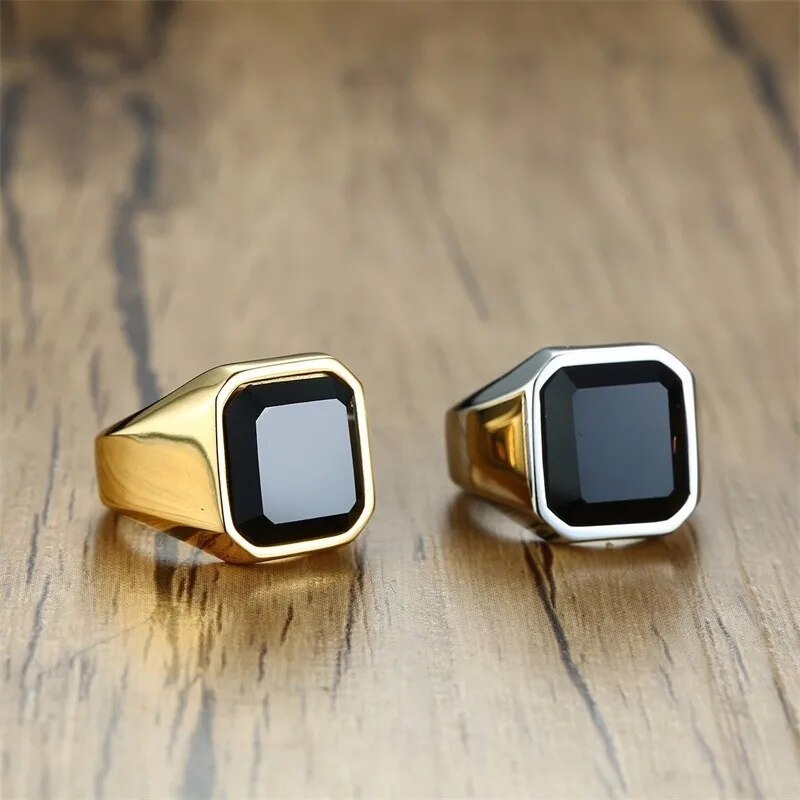 Anel masculino dourado com pedra ônix preta e acabamento polido. Ideal para compor looks elegantes com um toque de sofisticação e personalidade marcante.