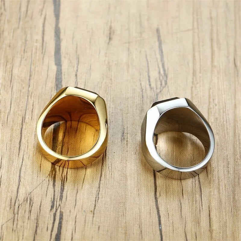 Anel masculino dourado com pedra ônix preta e acabamento polido. Ideal para compor looks elegantes com um toque de sofisticação e personalidade marcante.
