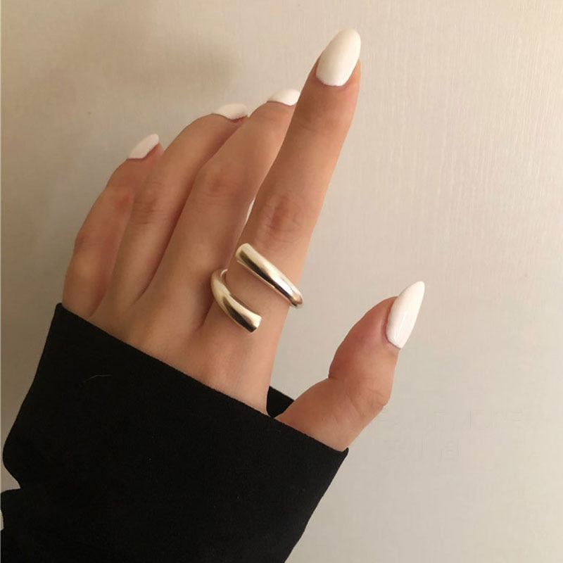 nel feminino cruzado em prata com design moderno e acabamento brilhante. Ideal para quem deseja um acessório elegante, versátil e sofisticado para o uso diário ou ocasiões especiais.