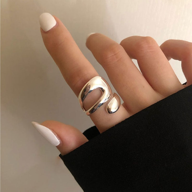 nel feminino cruzado em prata com design moderno e acabamento brilhante. Ideal para quem deseja um acessório elegante, versátil e sofisticado para o uso diário ou ocasiões especiais.