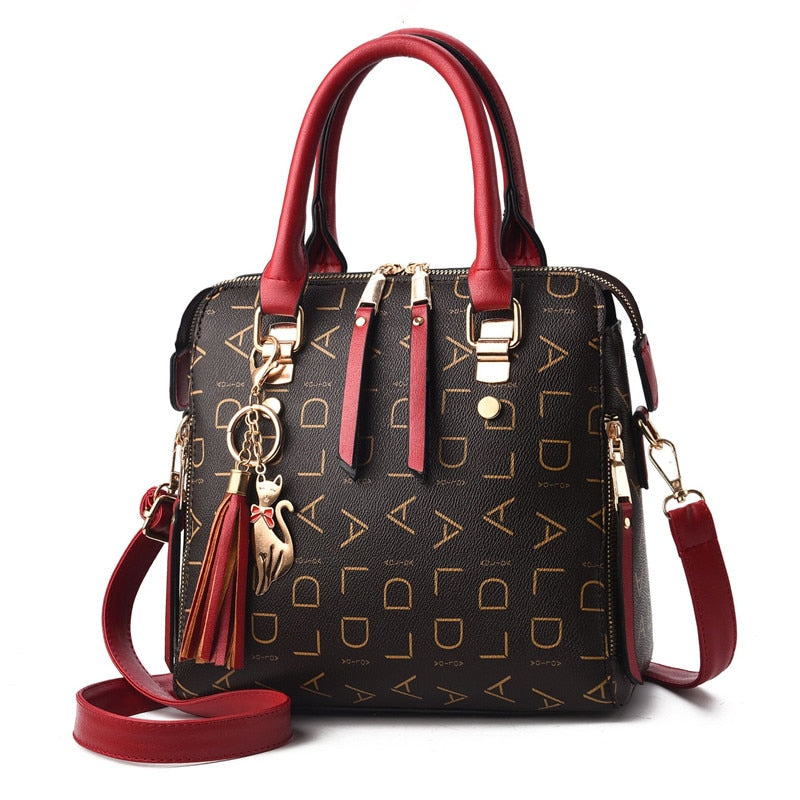 Bolsa feminina estruturada com acabamento premium e design sofisticado. Ideal para compor produções clássicas com elegância e funcionalidade.