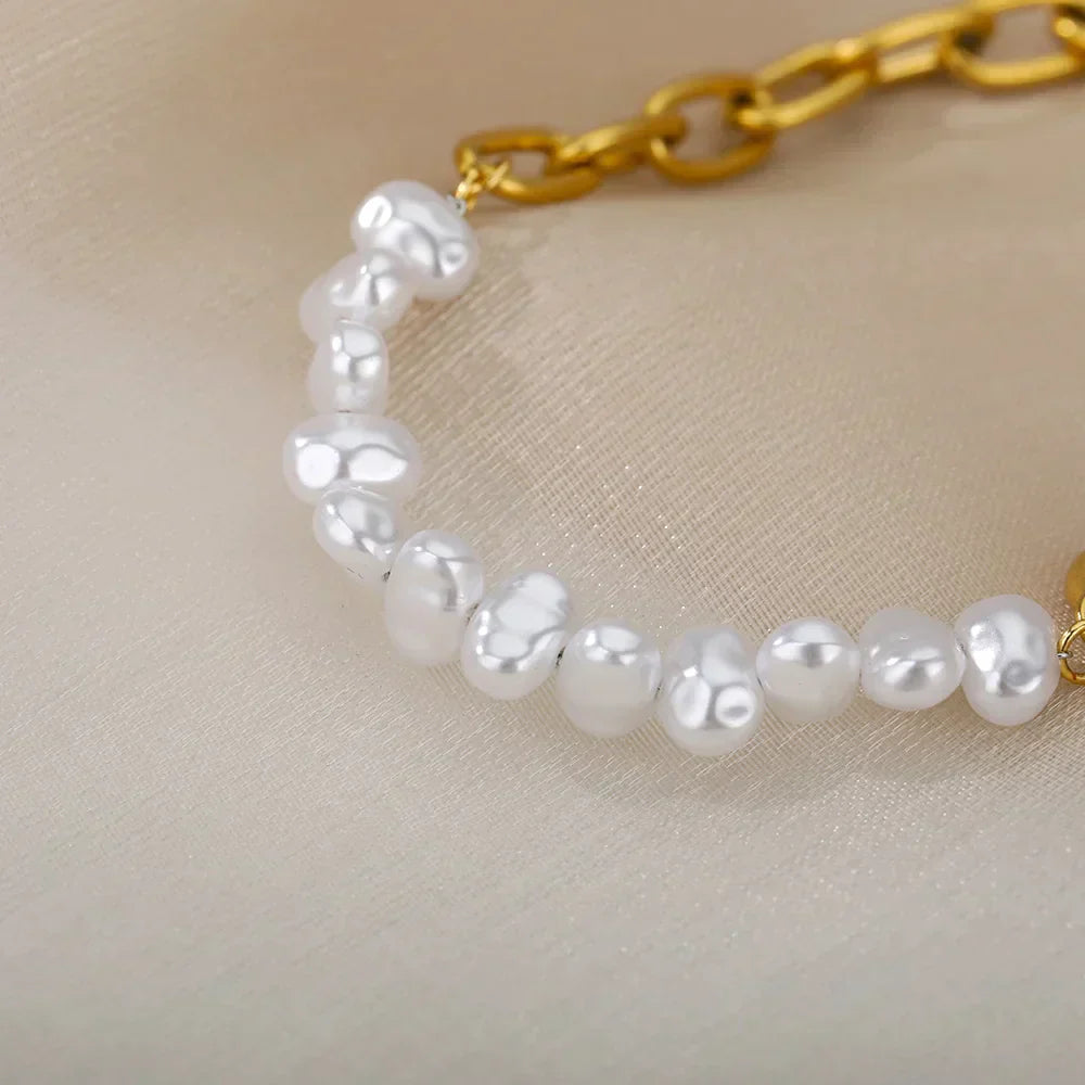 Pulseira feminina com pérolas sintéticas e acabamento dourado, acessório delicado e sofisticado para mulheres