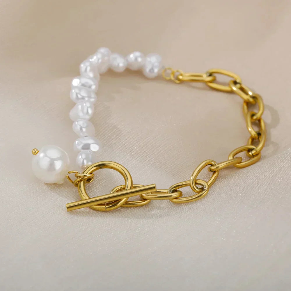 Pulseira feminina com pérolas sintéticas e acabamento dourado, acessório delicado e sofisticado para mulheres
