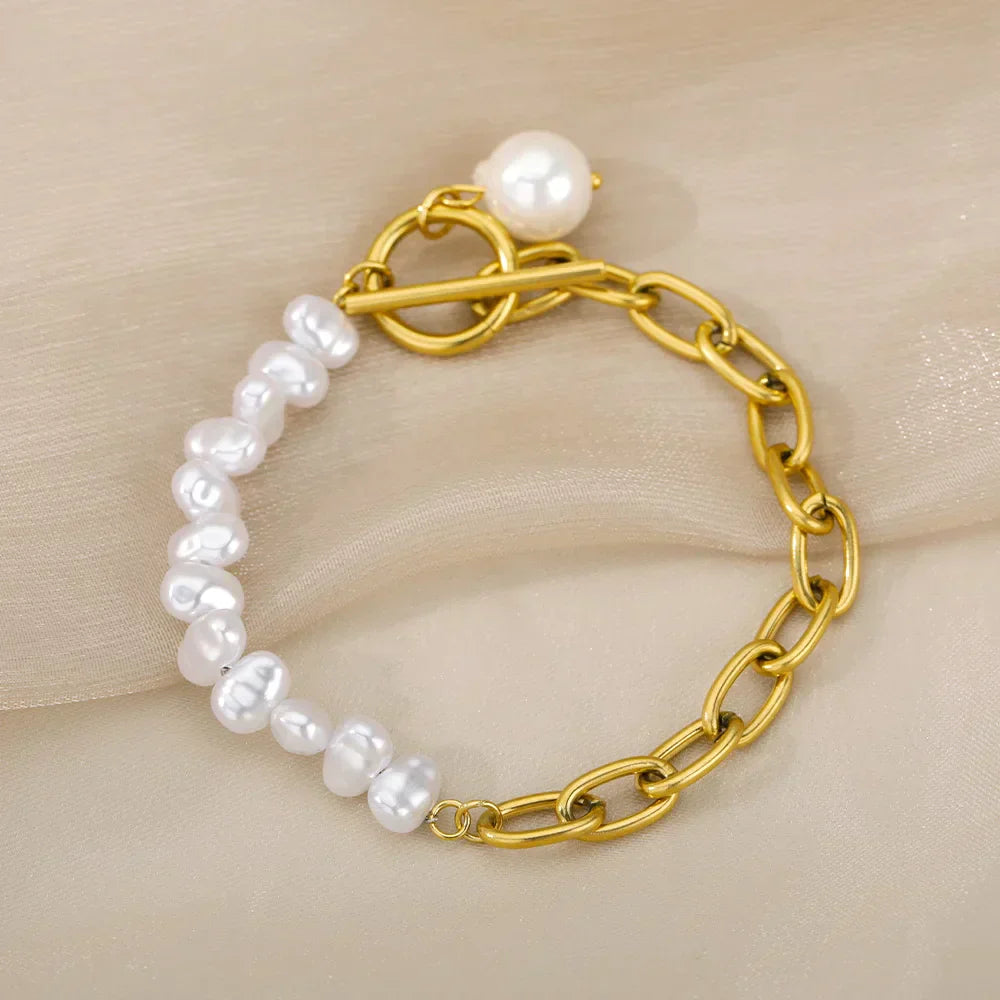 Pulseira feminina com pérolas sintéticas e acabamento dourado, acessório delicado e sofisticado para mulheres