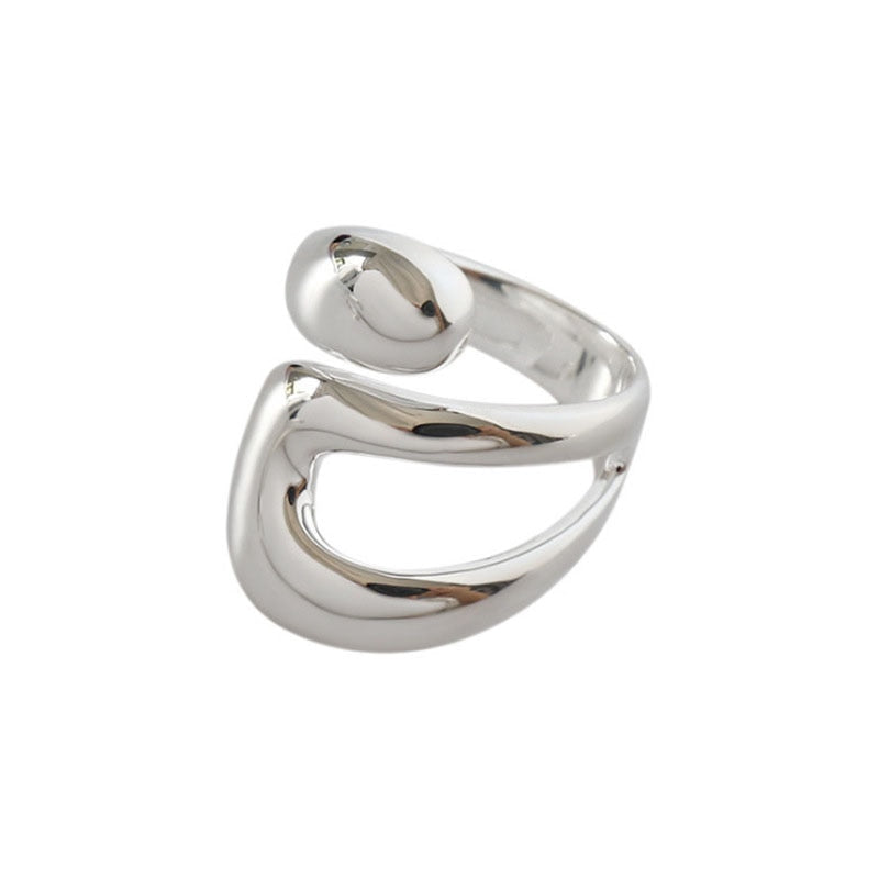 nel feminino cruzado em prata com design moderno e acabamento brilhante. Ideal para quem deseja um acessório elegante, versátil e sofisticado para o uso diário ou ocasiões especiais.