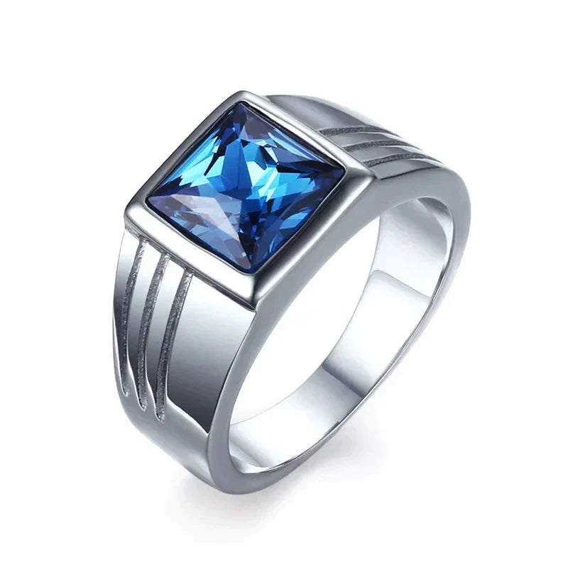 Anel masculino prata com pedra zircão azul de brilho intenso. Um acessório sofisticado e contemporâneo, ideal para elevar produções sociais ou casuais com elegância.