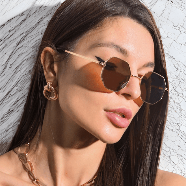 Óculos de sol feminino modelo Gaia com lente marrom degradê, armação leve e design orgânico inspirado na natureza