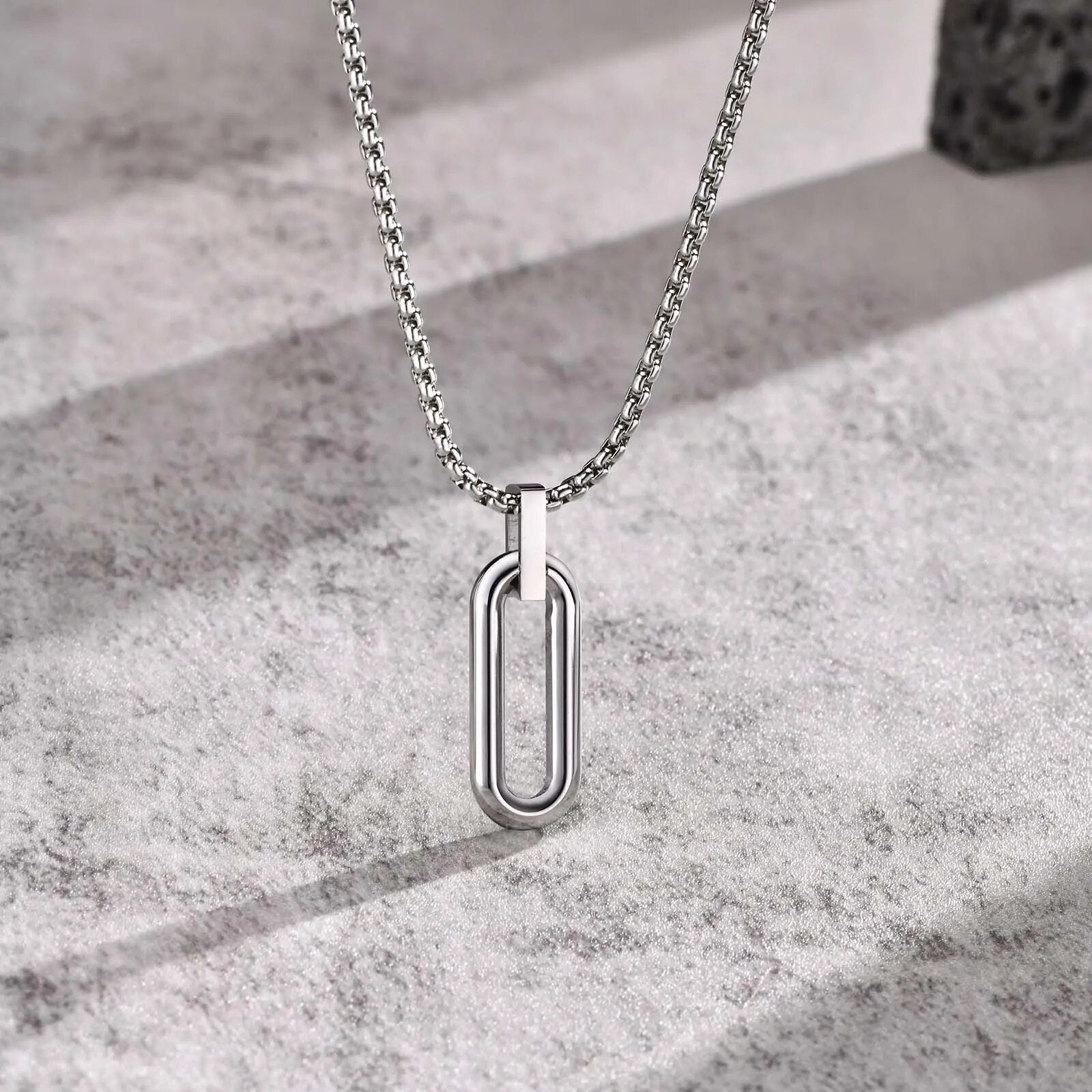 Colar masculino com pingente minimalista oval em prata inox design clean