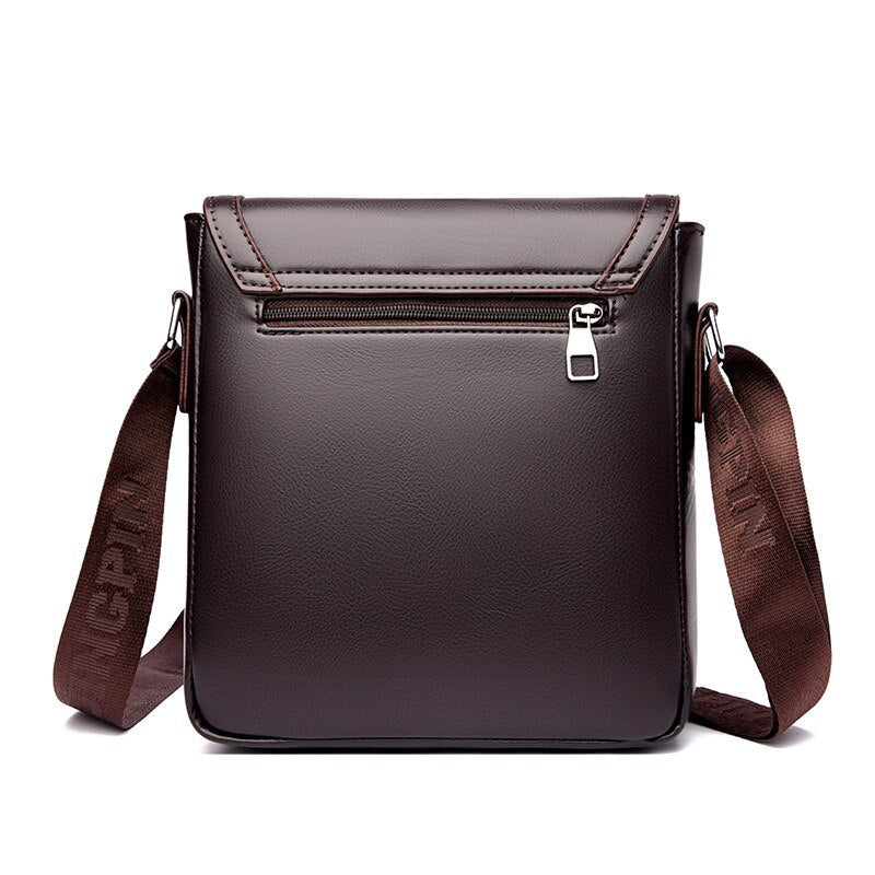 Bolsa masculina de couro legítimo com design clássico, ideal para o dia a dia e ambientes corporativos. Modelo resistente e funcional com compartimentos internos e alça ajustável.
